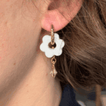 boucle doreilles fleur blanche avec goute de crystal