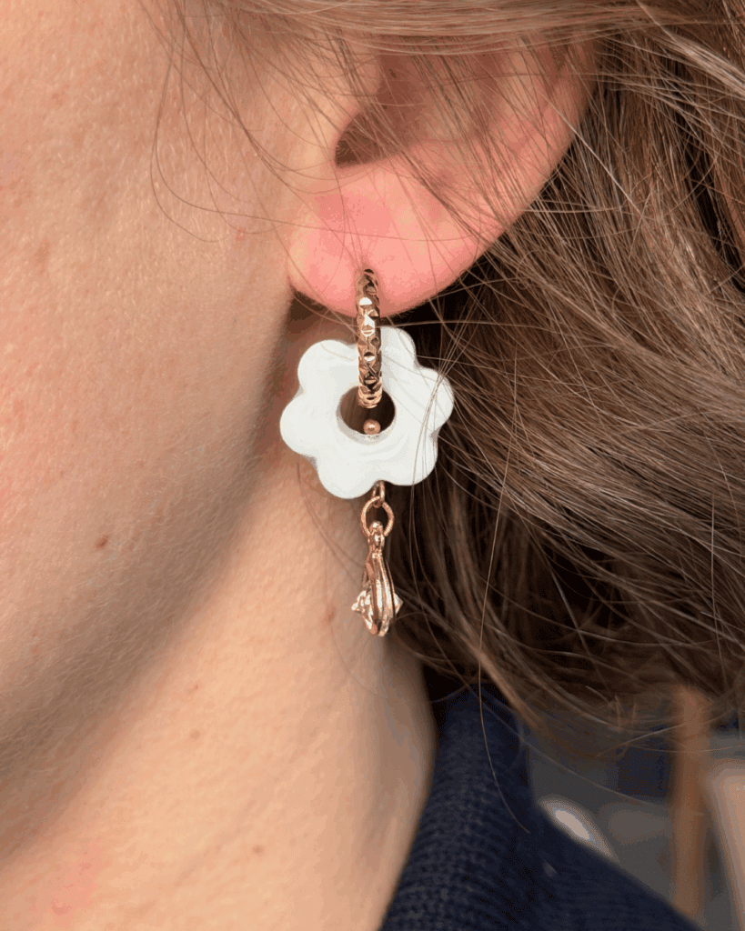 boucle doreilles fleur blanche avec goute de crystal