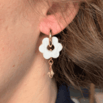 boucle doreilles fleur blanche avec goute de crystal lisse