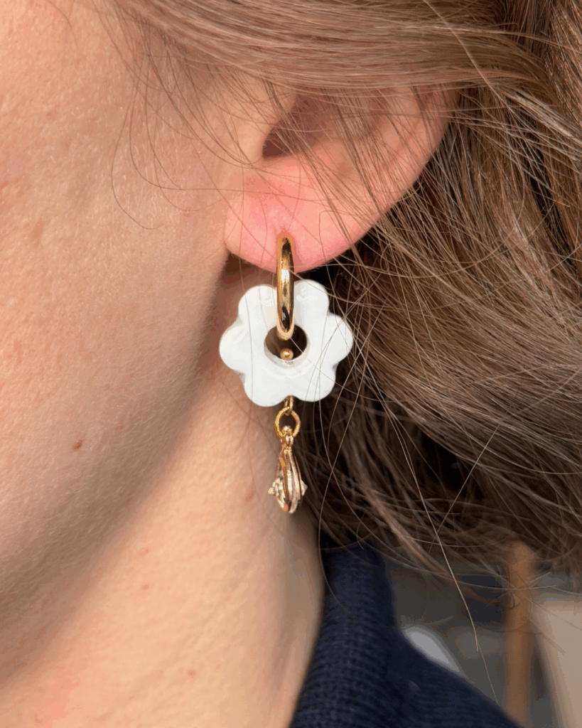 boucle doreilles fleur blanche avec goute de crystal lisse