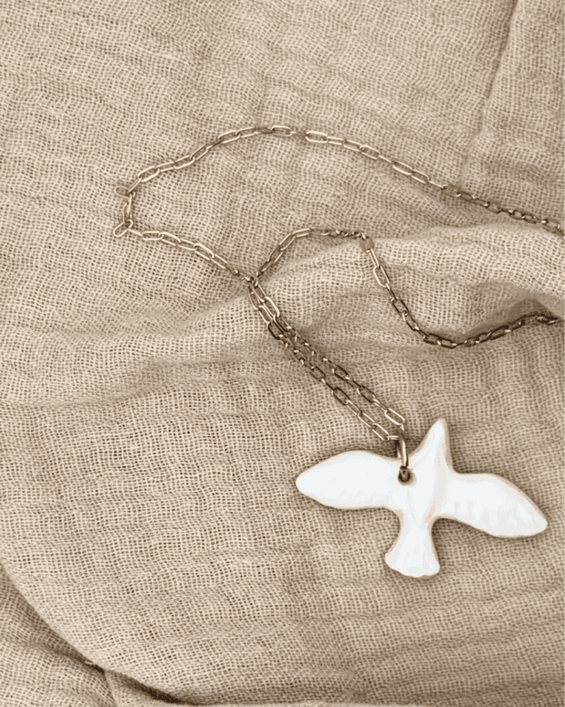 collier oiseau blanc