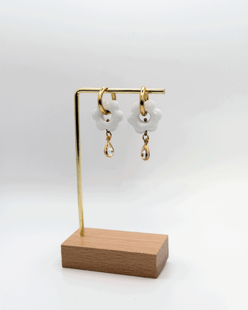 hello so boucle d oreille fleur blanche goute lisse