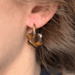 helloso porte pampille fleur oeil tigre martelee