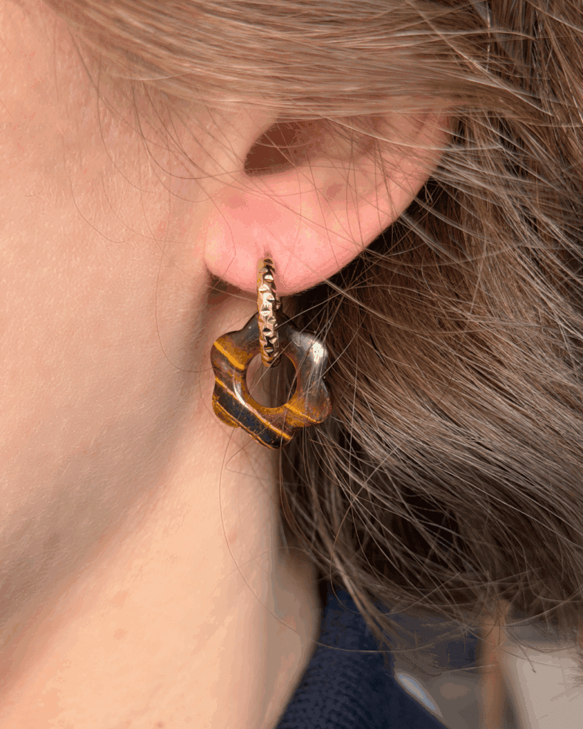 helloso porte pampille fleur oeil tigre martelee