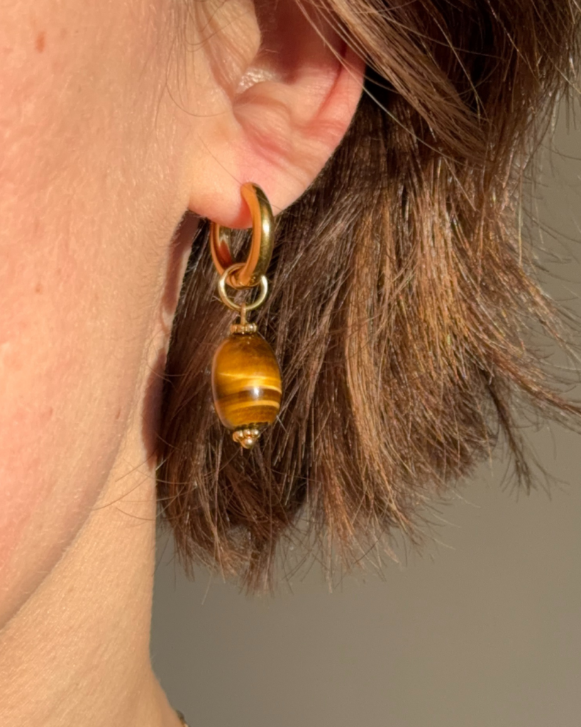 boucle d oreilles oeil du tigre olive portees