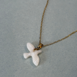collier avec pendentif oiseau blanc