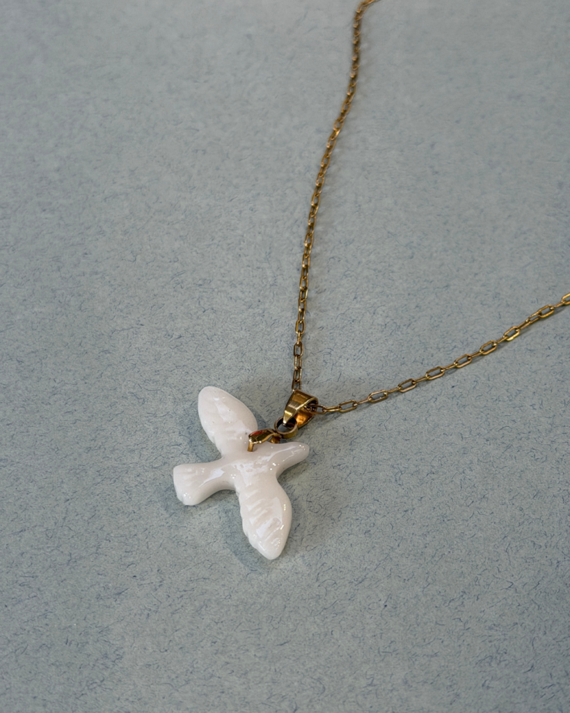 collier avec pendentif oiseau blanc