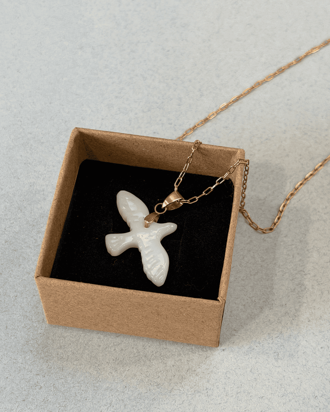 Collier Pendentif Dentelle Festonnée Avec Oiseaux Sur Nid - Bijou Fantaisie Neuf Sans Emballage