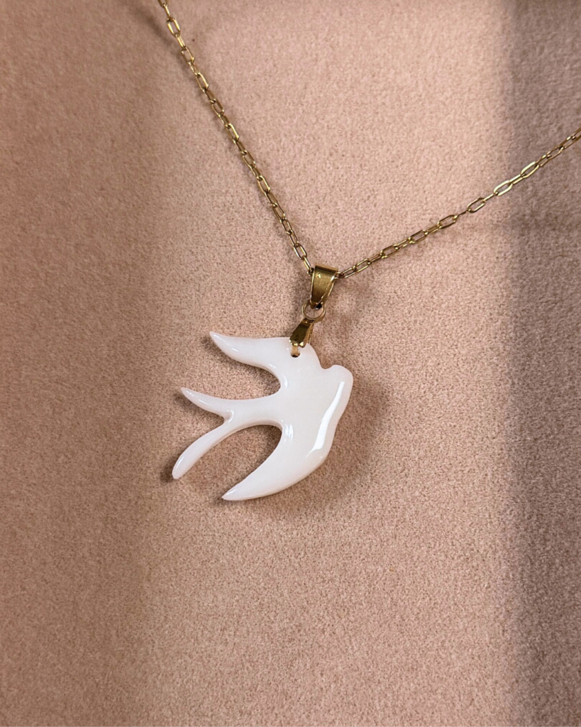 collier hirondelle blanc