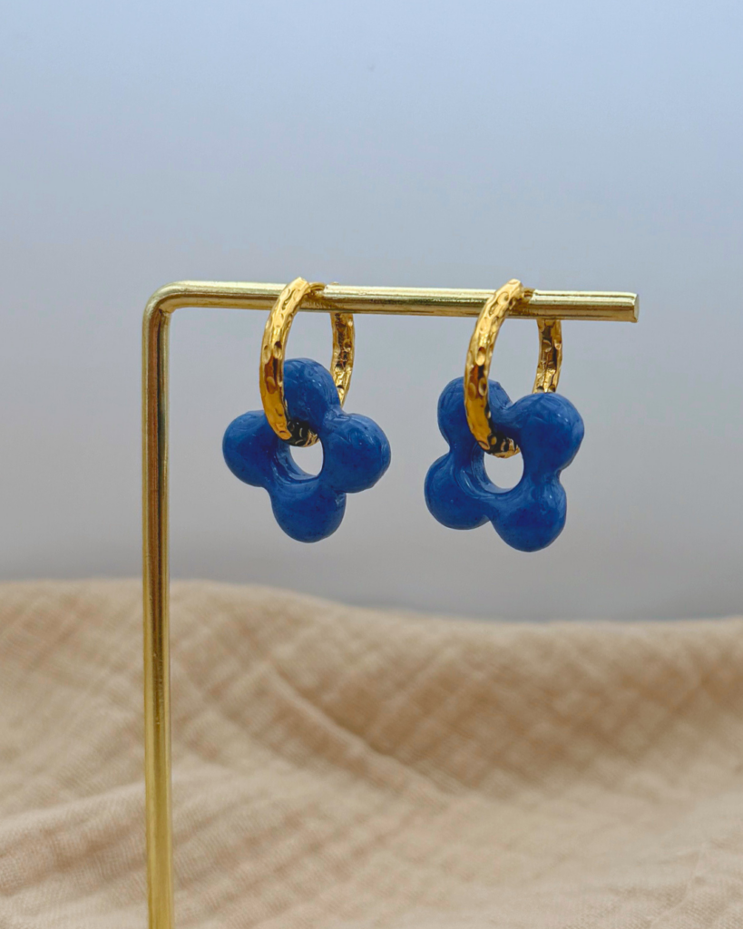 boucle d oreilles fleur de waide dore creoles martelees