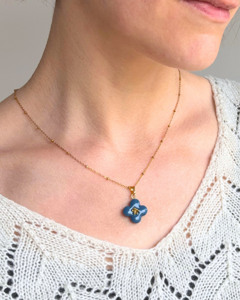 collier fleur waide pistil chaine perlee doree