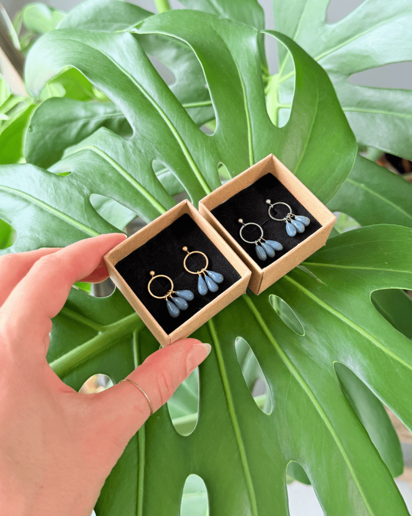 trio goute de waide sur plante verte